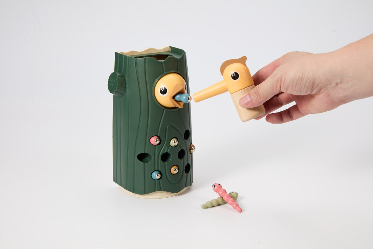 Little Woodpecker Forest Green — feeding the baby bird with the magnetic woodpecker