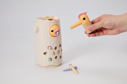 Little Woodpecker Soft Pink — feeding the baby bird with the magnetic woodpecker